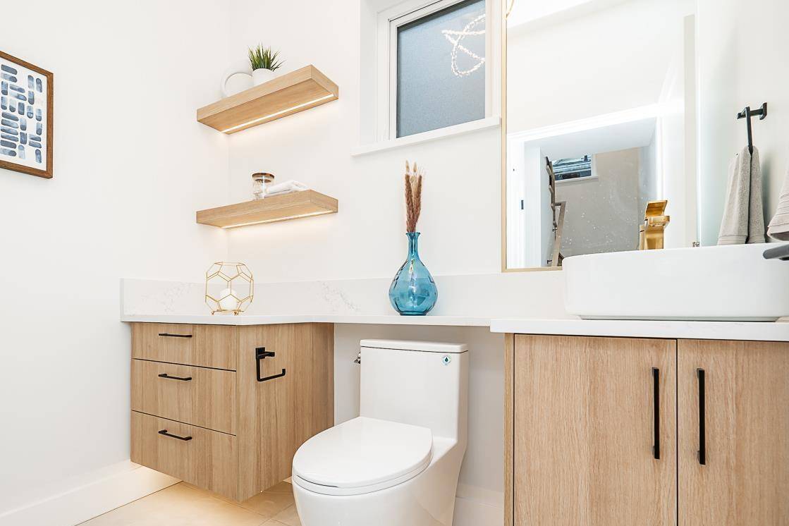 Modern modular duplex Vancouver — bathroom 1