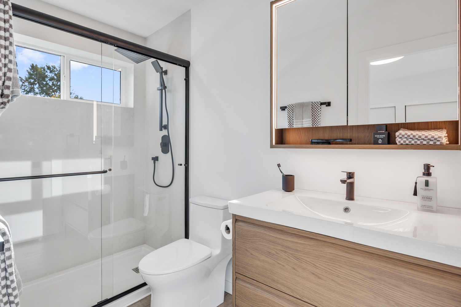 Modern prefab home Vancouver Island — bathroom 2